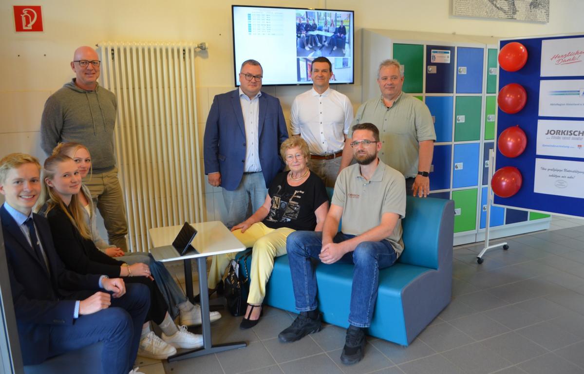 Über einige Neuanschaffungen für die Gemeinschaftsschule Sülfeld (Schule im Alsterland) freuen sich (v. l.): Nicolas Knaak, Gesine Königsmann, Anabell Gatzke (Schülervertretung), Martin Hafke (Konrektor), Bürgermeister Marek Krysiak, Schulverbandsvorsteherin Doris Pleß, Simon Franke (Schulleiter), Benjamin Danger (Abteilungsleiter bei Bernd Jorkisch GmbH & Co. KG - JODA Haus & Garten -) und Thorsten Haderup (AktivRegion Alsterland). Foto: Harald Becker/hfr