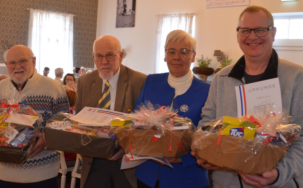 Für besonders langjährige Mitglieder gab es außer der Urkunde ein Präsentkorb (v.l.): Erhard Schröder (40 Jahre Mitglied), Nikolaus Hartmann (35 Jahre), Hulda Valentin (30 Jahre) und Thomas Stubbe (30 Jahre). Foto: Harald Becker/hfr